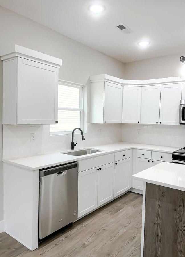 Building Photo - 3 Bedroom 2 Full Bath HOUSE with GARAGE