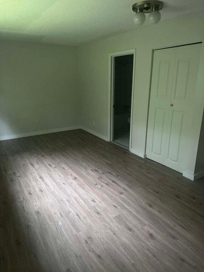 Building Photo - Oak Ridge 37830 - 4 bedroom 2 bath home - Contact Shannon Russell or Lisa Vineyard 865-216-9334