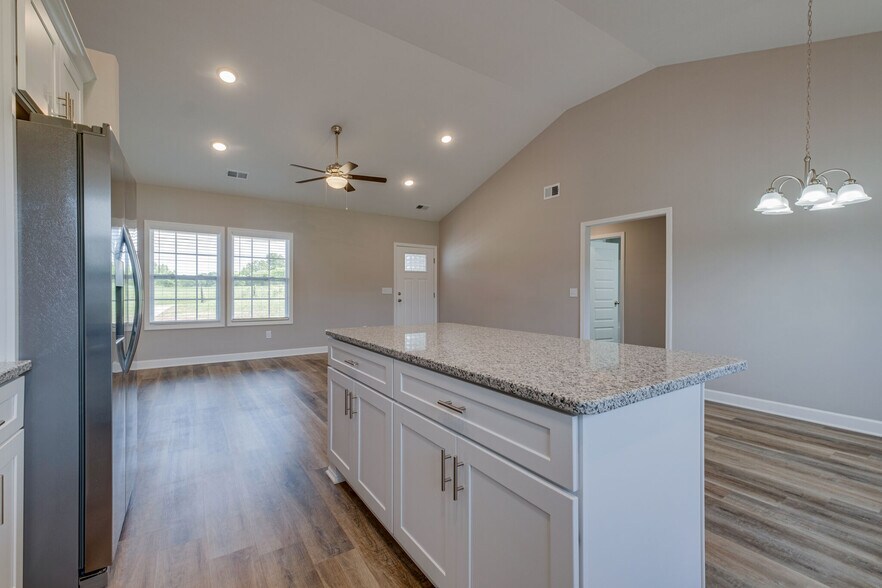 Building Photo - 648 S Tunnel Rd