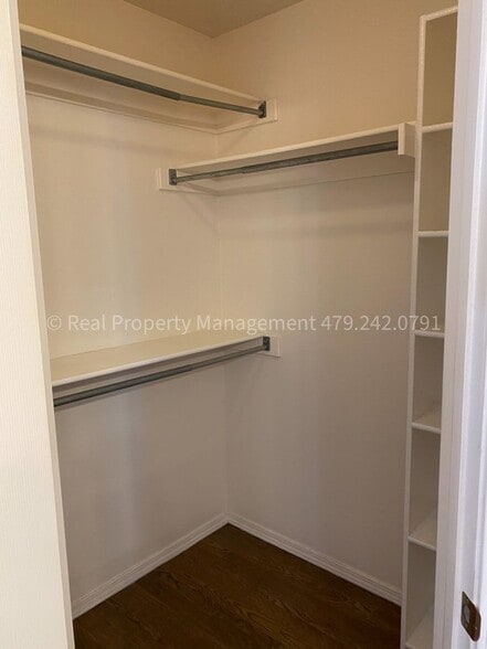 Building Photo - 6005 Sandy Parker Ct
