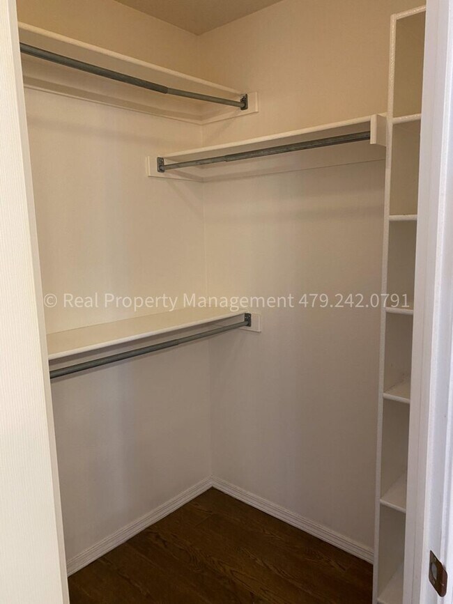 Building Photo - 6005 Sandy Parker Ct