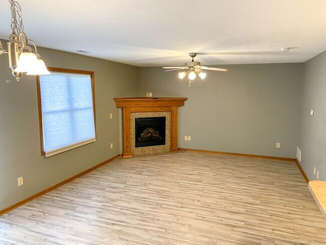 Building Photo - Cozy 3 Bedroom Townhome