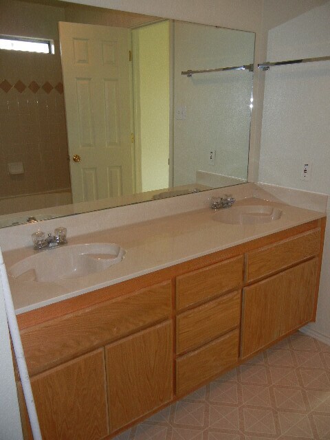 Building Photo - 4 Bedroom 2 Bath