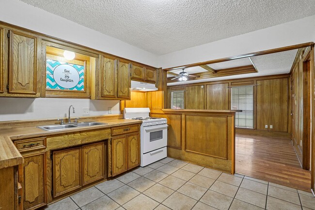 Building Photo - 219 E Pritchard Ln