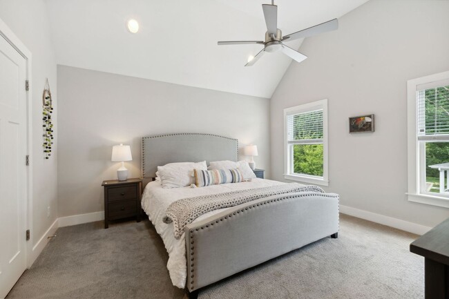 Building Photo - Urban Living just minutes from Downtown Na...