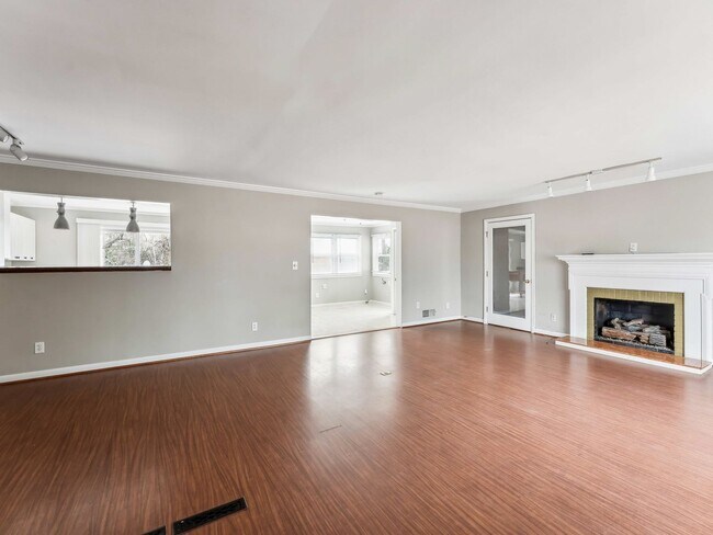 Building Photo - Easy one level living on a 1/3 acre corner lot!