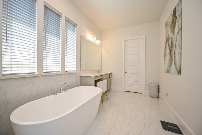 Building Photo - 9006 Meadow Bridge Dr