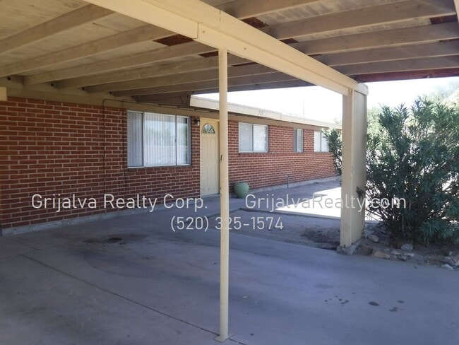 Building Photo - Spacious 3 Bedroom, 2 Bath Red Brick House...