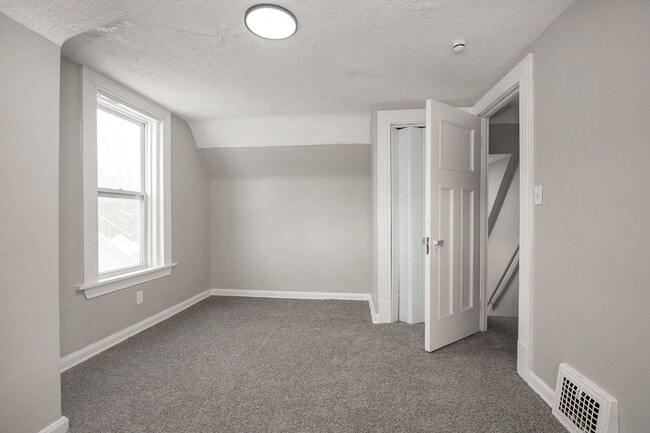 Building Photo - NEWLY RENOVATED! - 3 BED, 1.5 BATH BEAUTIFUL SINGLE- FAMILY HOME.