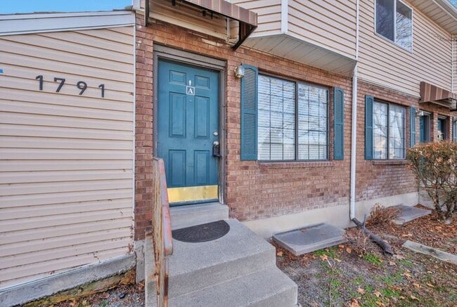 Building Photo - Awesome Rose Park Thouse in quiet community!