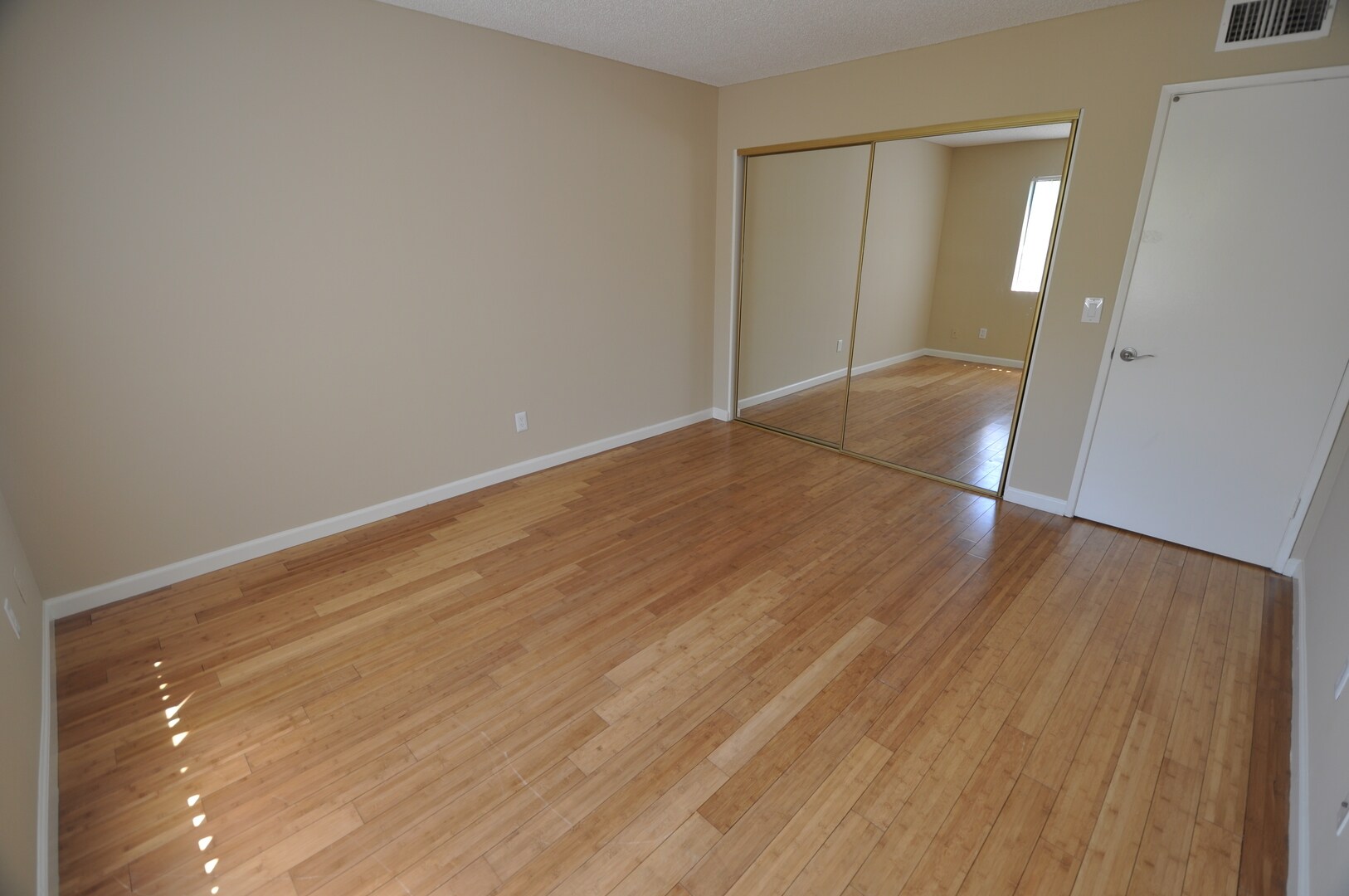 Building Photo - 12338 Oxnard St