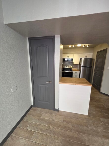 Building Photo - 1749 E Pepper Cir