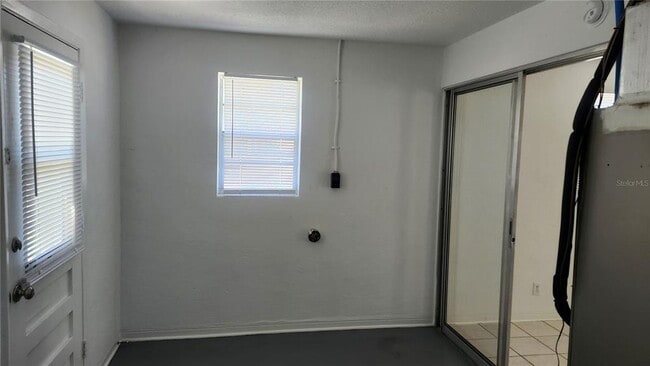 Building Photo - 565 3rd Ave