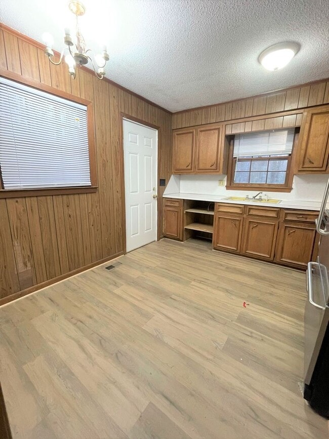 Building Photo - Fantastic location near downtown Pittsboro...