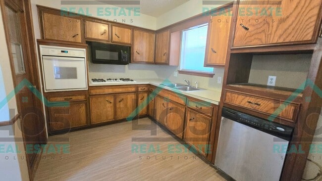 Building Photo - 3 Bed 2 Bath with ALL the Amenities!