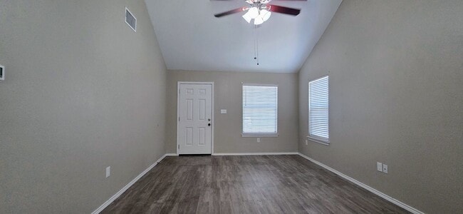Building Photo - New Braunfels 2 Bedroom 2 Bath less than 1...