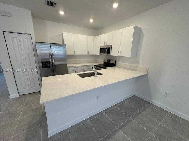 Building Photo - 635 SE 13th St Cir