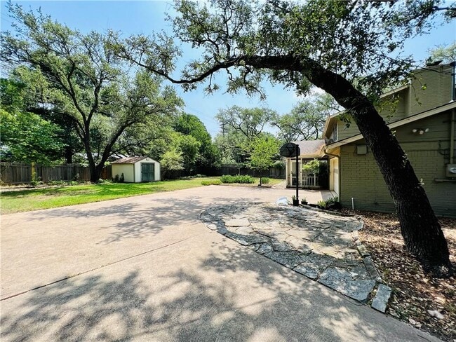 Building Photo - 4004 Hyridge Dr