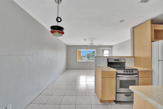 Building Photo - 2909 Middle River Dr