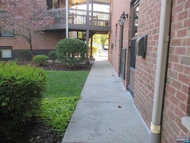 Building Photo - 181 Long Hill Rd
