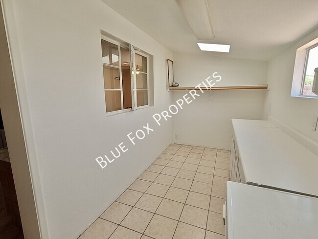 Building Photo - 3857 E Edison Pl