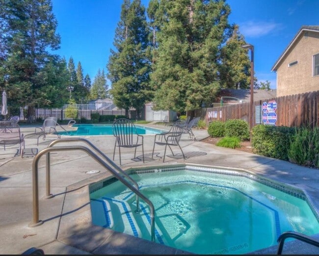 Building Photo - *2-Bedroom 2-Bathroom Condo in Gated Antelope Community! *