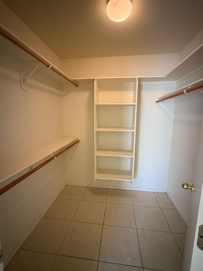 Building Photo - Delightful East Side 3 bedroom/2 bath Home with AC