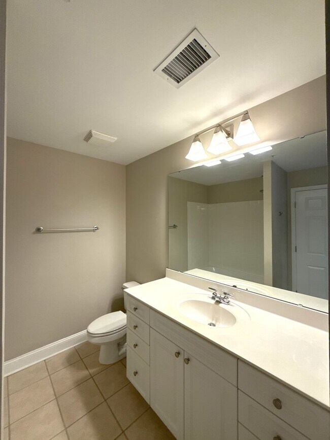 Building Photo - Fifth & Poplar - T.R. Lawing Realty Property