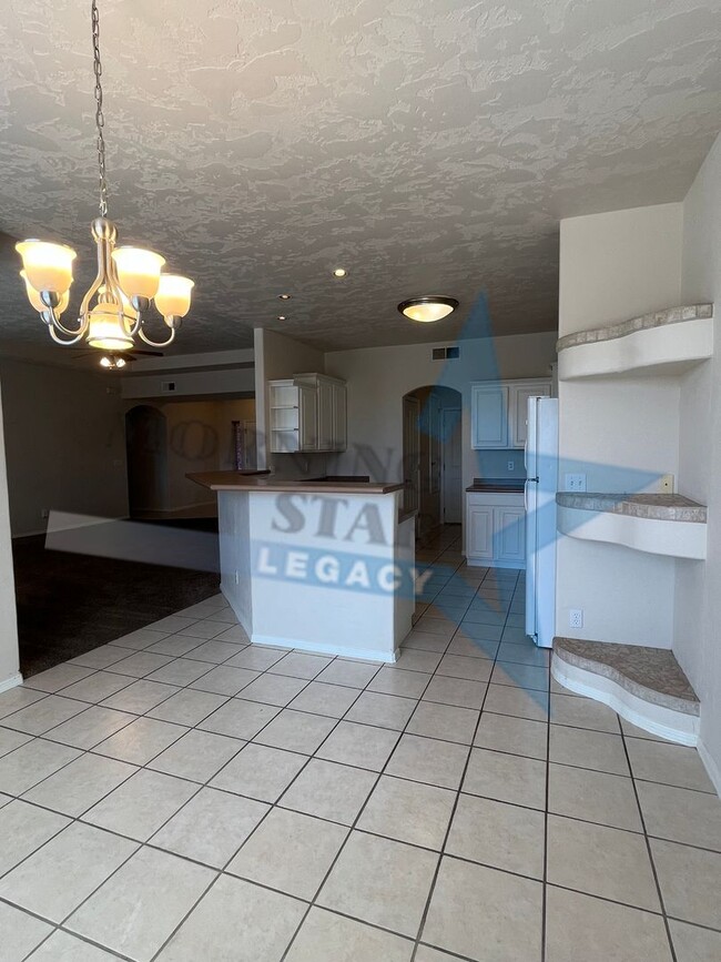Building Photo - 3 Bedroom Home in Roadrunner Area!