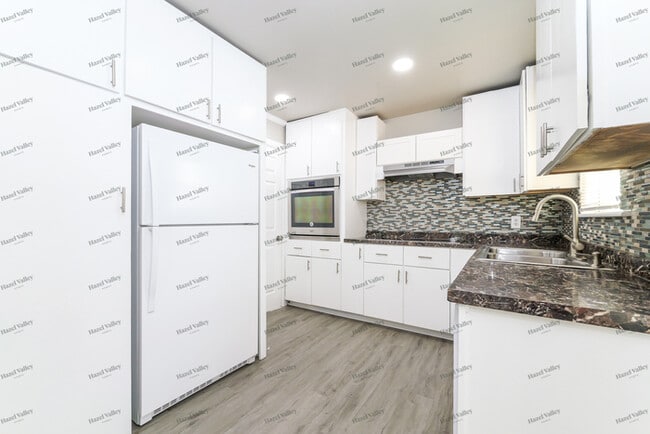 Building Photo - 806 S Meadow Ln