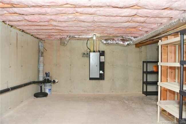 Building Photo - 17 Brookview Cir