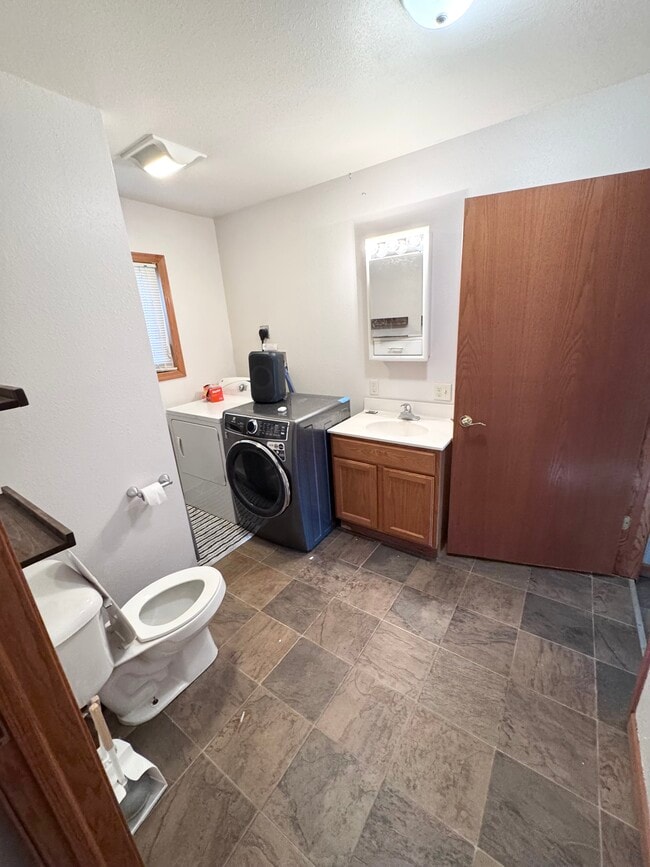 Building Photo - 523 E 1st St