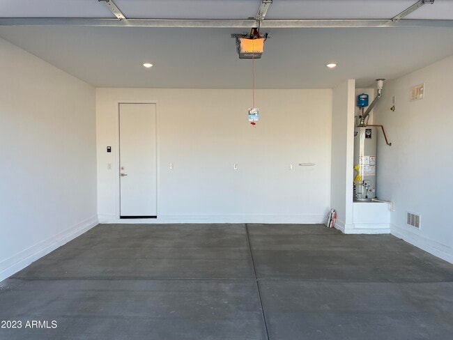 Building Photo - 17401 W Red Fox Rd