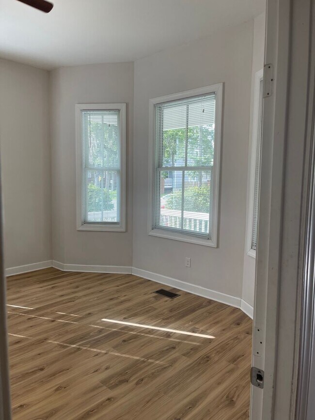 Building Photo - Newly Renovated 2B Apartment just Blocks f...