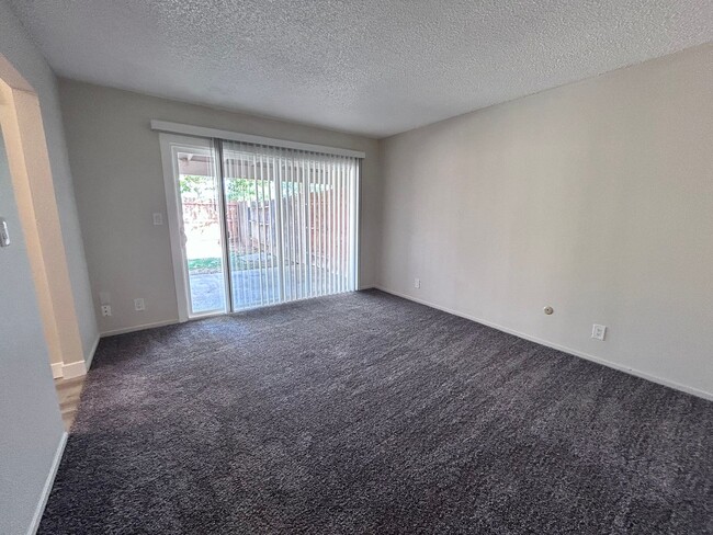 Building Photo - 10431- 10433 El Mercado Drive