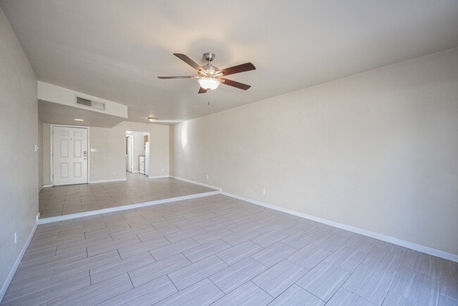 Building Photo - 2724 S Azalea Dr