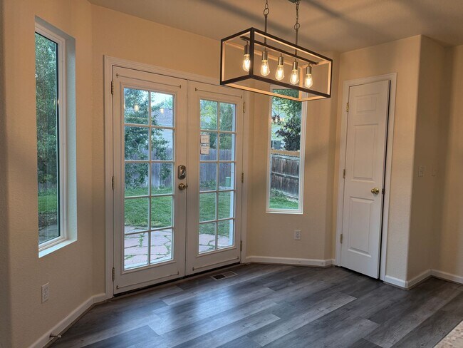 Building Photo - Great 4 bed 3 bath home Wolf Creek Neighbo...
