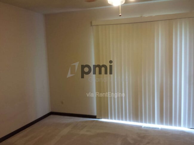 Building Photo - 536 W Ash Ave