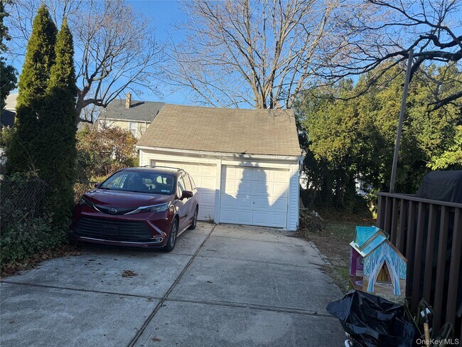 Building Photo - 15 William St