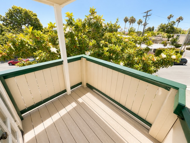 Building Photo - Coastal Townhome Near Beach, Bay & Kate Sessions Park – 2 Bed / 2.5 Bath
