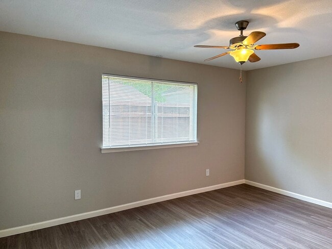 Building Photo - 3 Bedroom / 2 Bath / 2 Car Garage