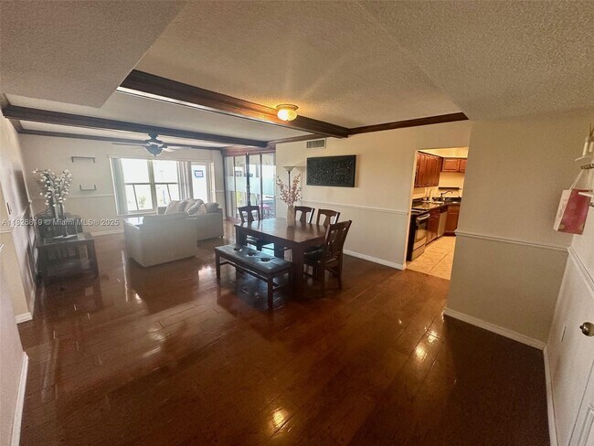Building Photo - 3000 E Sunrise Blvd