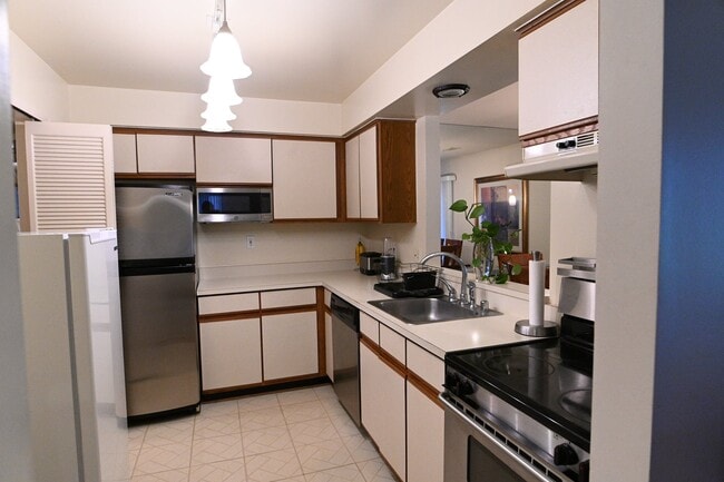 Building Photo - 27420 Evergreen Rd