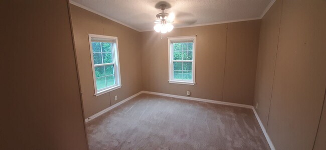 Building Photo - 261 Romance Rd
