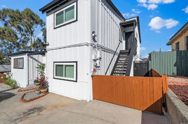 Building Photo - Spacious Remodeled Home with Separate Apar...
