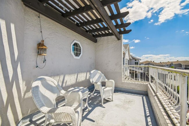 Building Photo - 762 S Village Cir