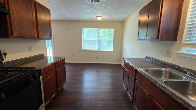 Building Photo - 3 Bed 1 bath home in MWC.