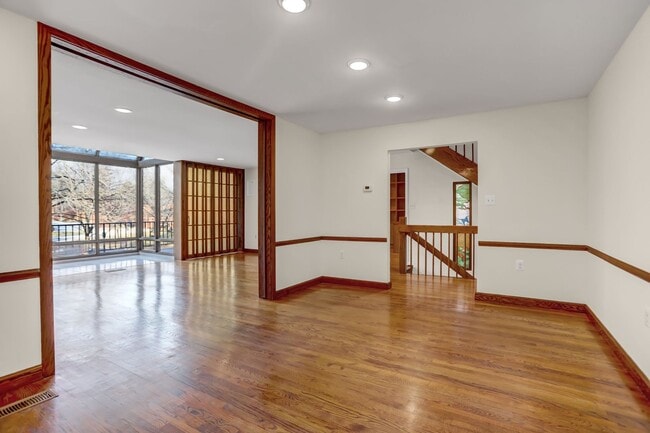 Building Photo - AMAZING SPACIOUS END UNIT TOWNHOUSE IN PRIME LOCATION