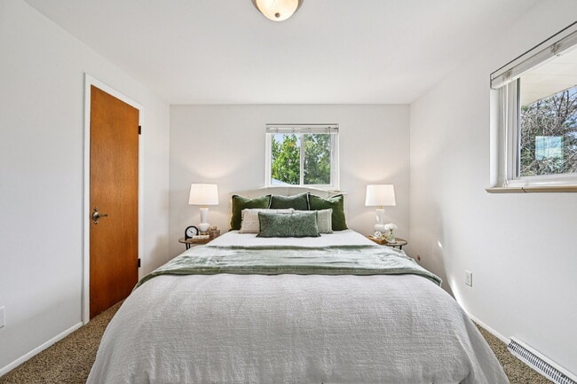 Building Photo - Welcome to this spacious 3+ bed, 2-bath bi-level home in Arvada - Available Now!