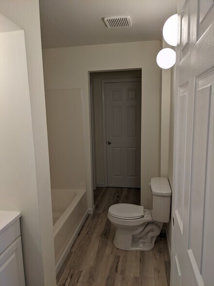 bathroom 1 - 306 E Northview Ave